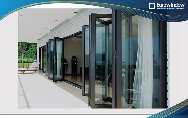 Cửa lùa xếp trượt nhôm kính lắp hồ bơi