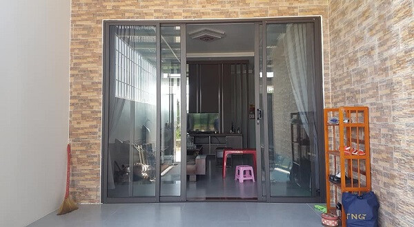 Cửa đi mở trượt 3 cánh cho nhà phố