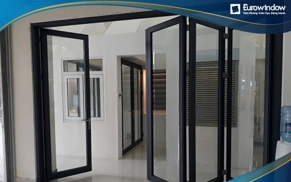 Cửa nhôm sơn tĩnh điện 4 cánh màu đen xếp gấp