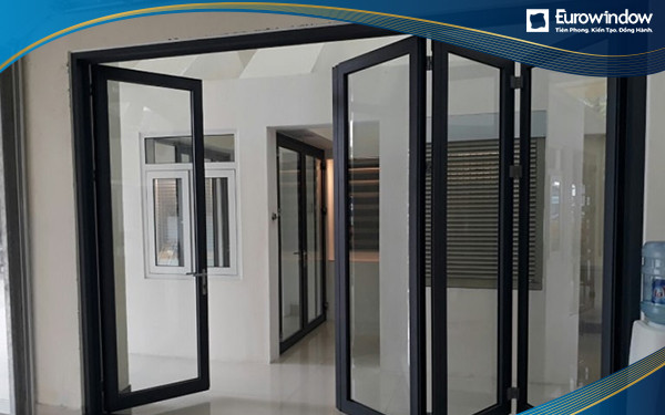 Cửa nhôm sơn tĩnh điện 4 cánh màu đen xếp gấp