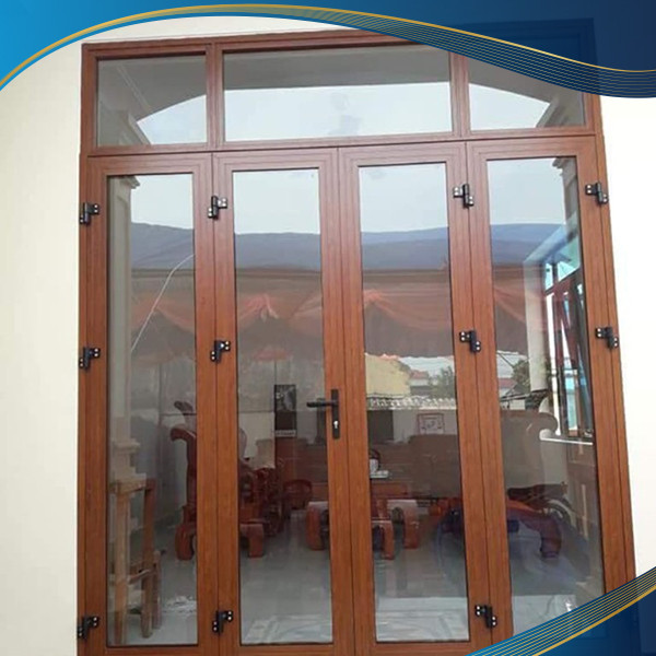 Cửa nhôm 4 cánh màu vân gỗ phòng khách