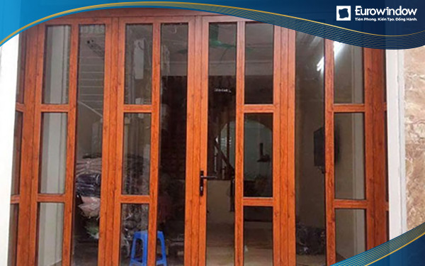 Cửa nhôm sơn tĩnh điện 4 cánh vân gỗ chia ô