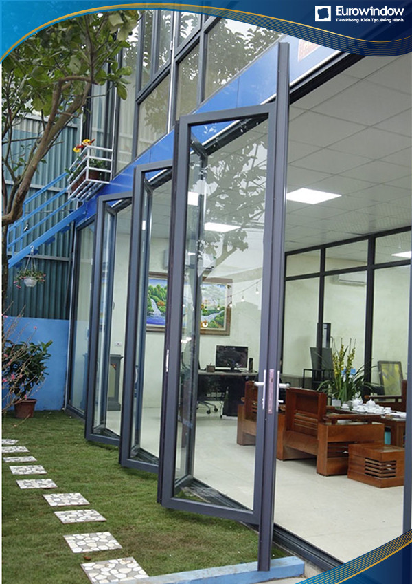 Cửa nhôm kính xếp trượt ra sân vườn