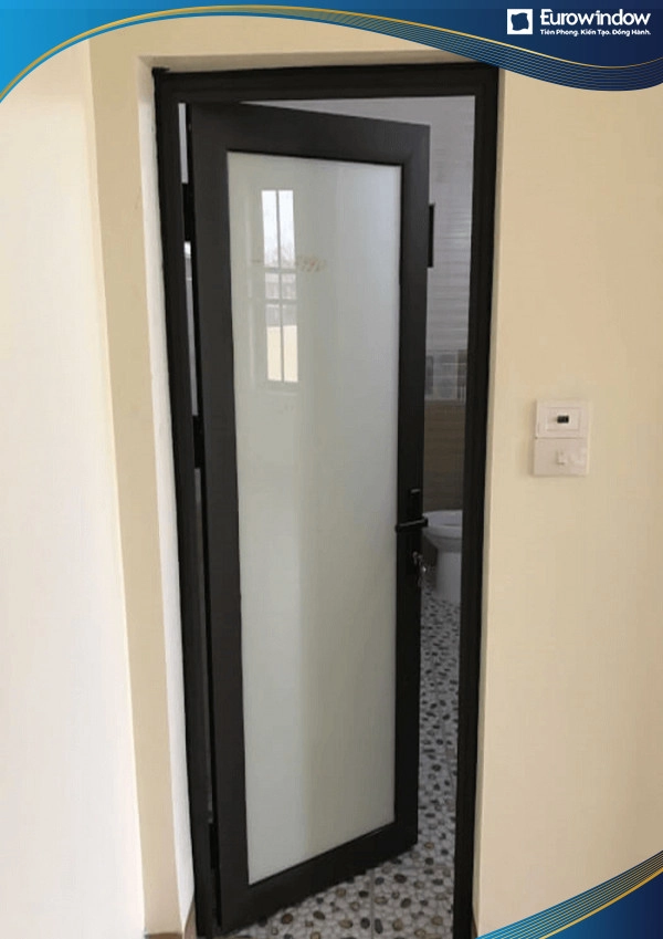 Cửa nhôm màu đen 1 cánh kính mờ lắp nhà vệ sinh