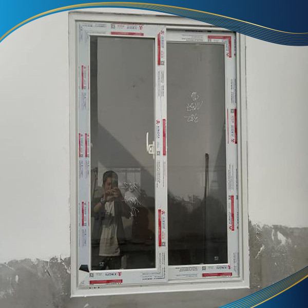 Cửa nhôm màu trắng 2 cánh mở trượt kính màu