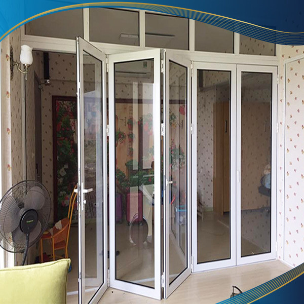 Cửa nhôm màu trắng 3 cánh xếp gấp kết hợp 2 cánh cố định