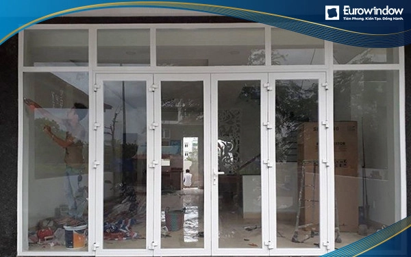 Cửa nhôm màu trắng 4 cánh kết hợp kính cố định