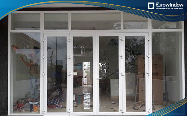Cửa nhôm màu trắng 4 cánh kết hợp kính cố định