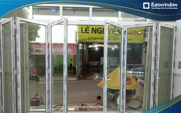 Cửa nhôm màu trắng 6 cánh xếp trượt