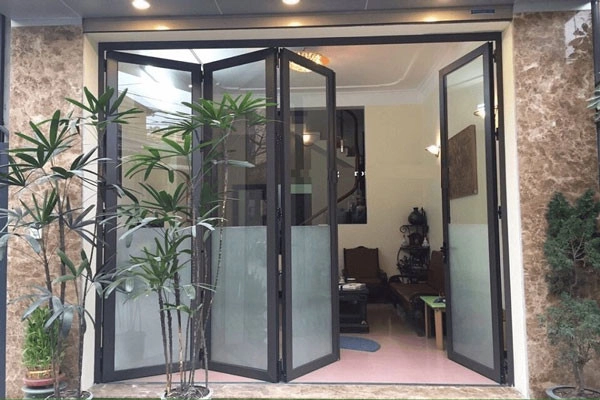 Cửa nhôm xếp gấp 3 cánh làm cửa chính
