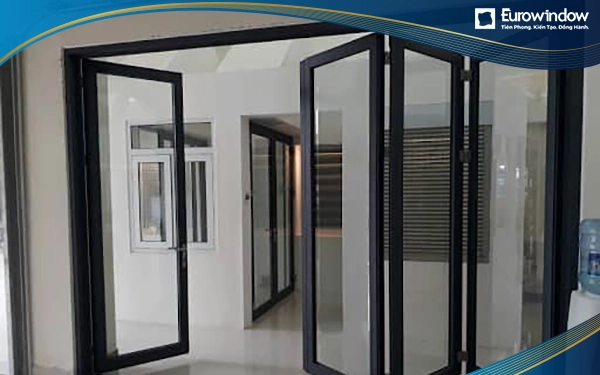 Cửa nhôm xếp trượt 4 cánh màu đen