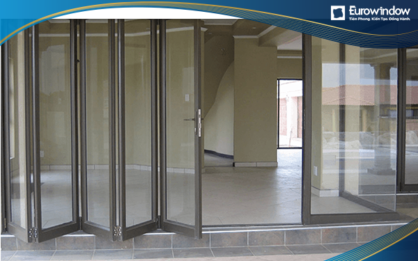 Cửa nhôm xếp trượt 5 cánh màu đen