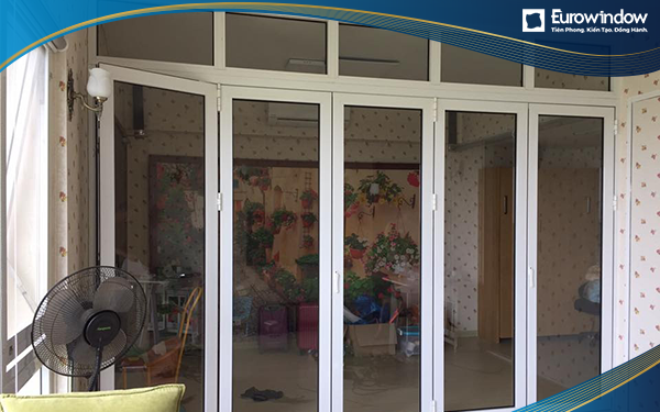 Cửa nhôm xếp trượt 5 cánh lắp thông phòng