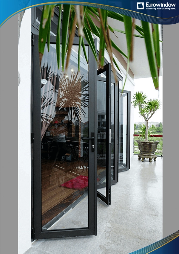 Cửa nhôm xếp trượt 6 cánh màu đen