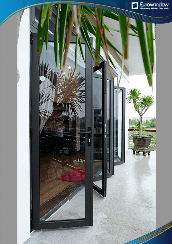 Cửa nhôm xếp trượt 6 cánh màu đen
