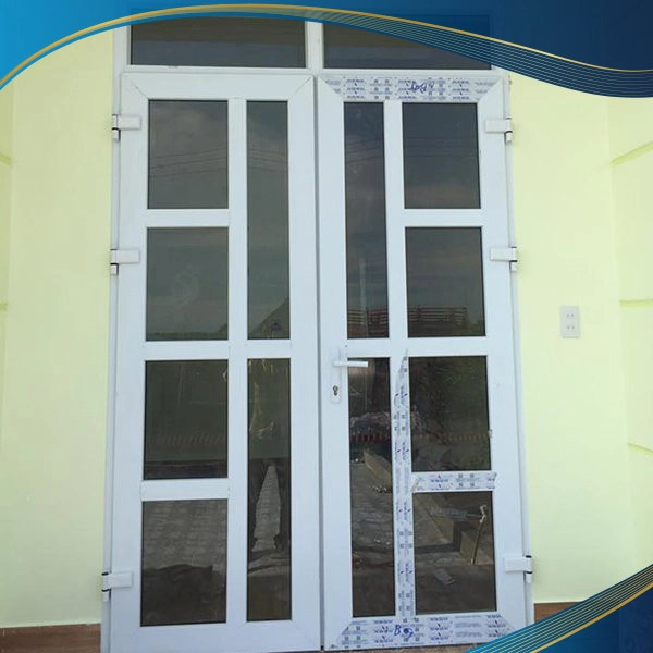 Cửa nhựa lõi thép 2 cánh chia ô đối xứng kính màu