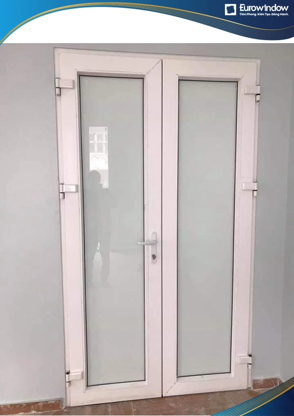 Mẫu cửa nhựa lõi thép 2 cánh mở quay kính mờ