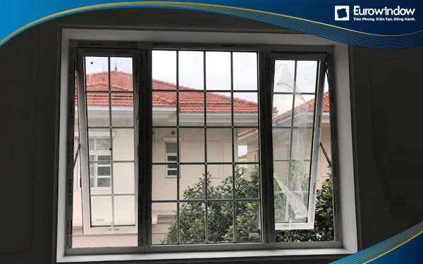 Cửa sổ nhôm màu trắng 2 cánh kết hợp vách kính cố định