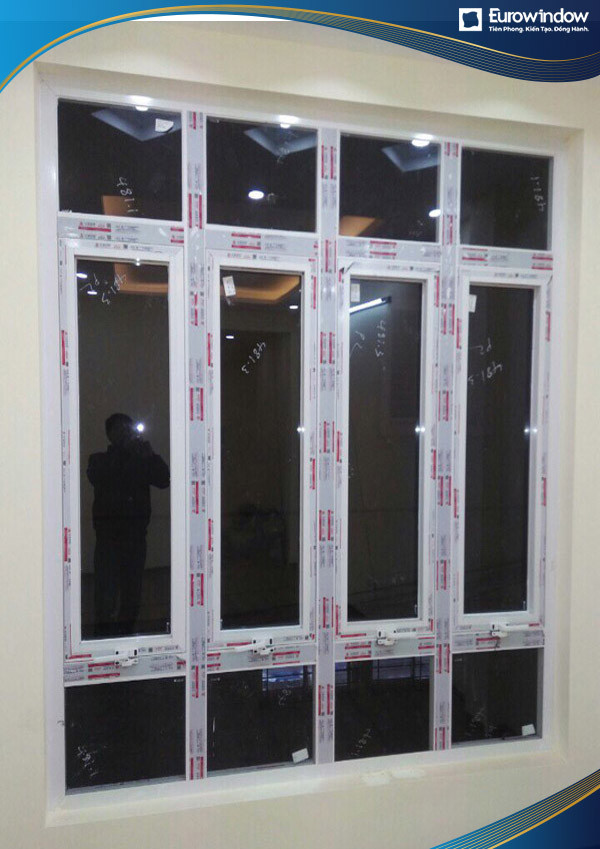 Cửa sổ nhôm màu trắng 4 cánh kết hợp ô cố định trên dưới