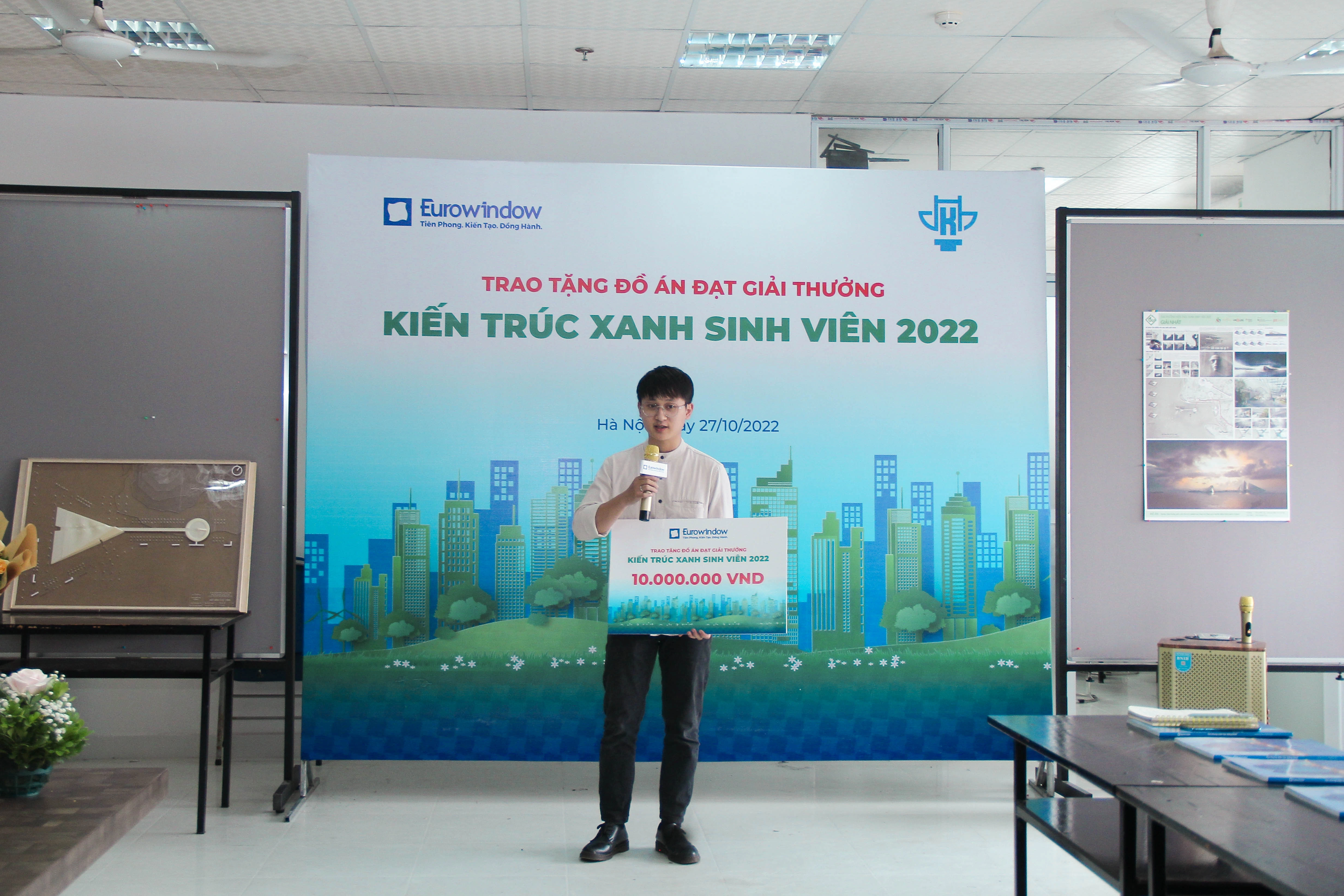 trao-qua-sinh-vien-kien-truc-4