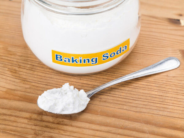 Pha loãng Baking Soda và nước chanh theo tỉ lệ 1/2 giúp dễ dàng loại bỏ các mảng màu vàng đậm trên cửa 