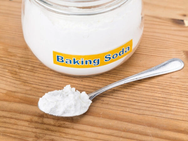 Pha loãng Baking Soda và nước chanh theo tỉ lệ 1/2 giúp dễ dàng loại bỏ các mảng màu vàng đậm trên cửa 