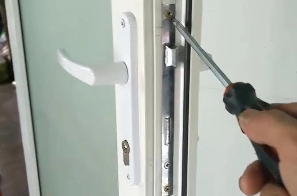 Cách tháo lắp bản lề cửa nhựa lõi thép