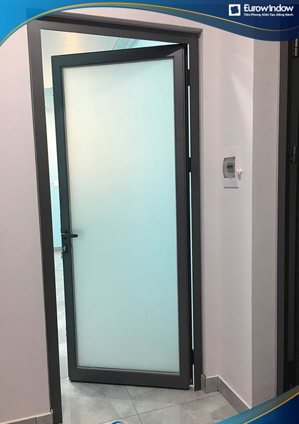 Cửa đi nhôm màu xám ghi 1 cánh kính mờ phòng ngủ