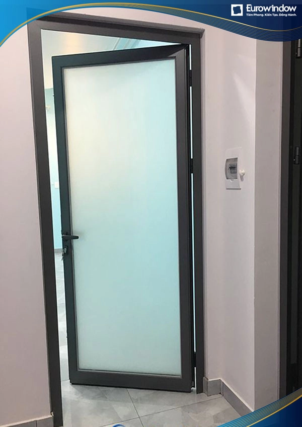 Cửa đi nhôm màu xám ghi 1 cánh kính mờ phòng ngủ