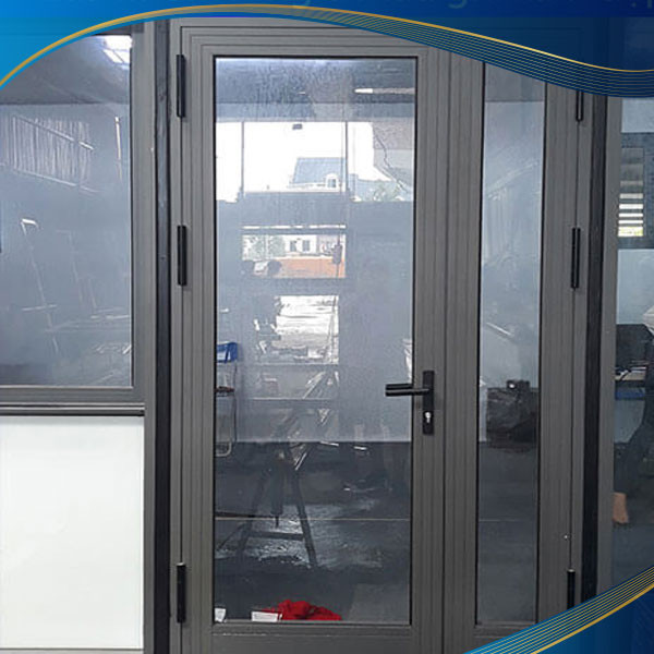 Cửa nhôm màu ghi 1 cánh kết hợp vách cố định độc đáo