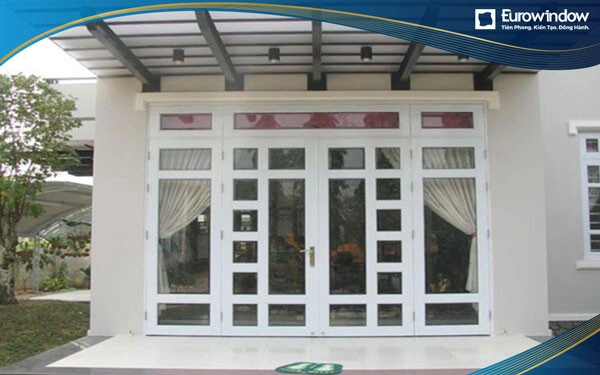 Cửa nhôm 4 cánh chia ô ở giữa được lắp tại vị trí cửa chính ngôi nhà