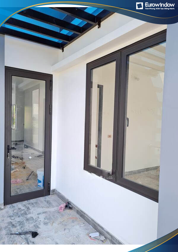 Cửa nhôm kết hợp cửa sổ màu cà phê