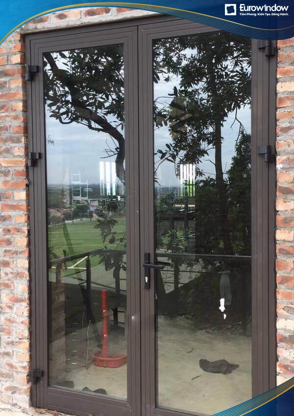 Cửa nhôm màu cà phê 2 cánh