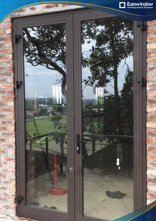 Cửa nhôm màu cà phê 2 cánh
