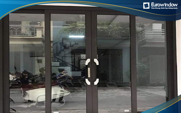 Cửa nhôm màu cà phê 4 cánh mặt tiền