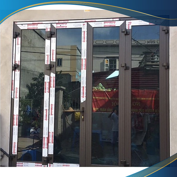 Cửa nhôm màu cà phê 4 cánh mở quay