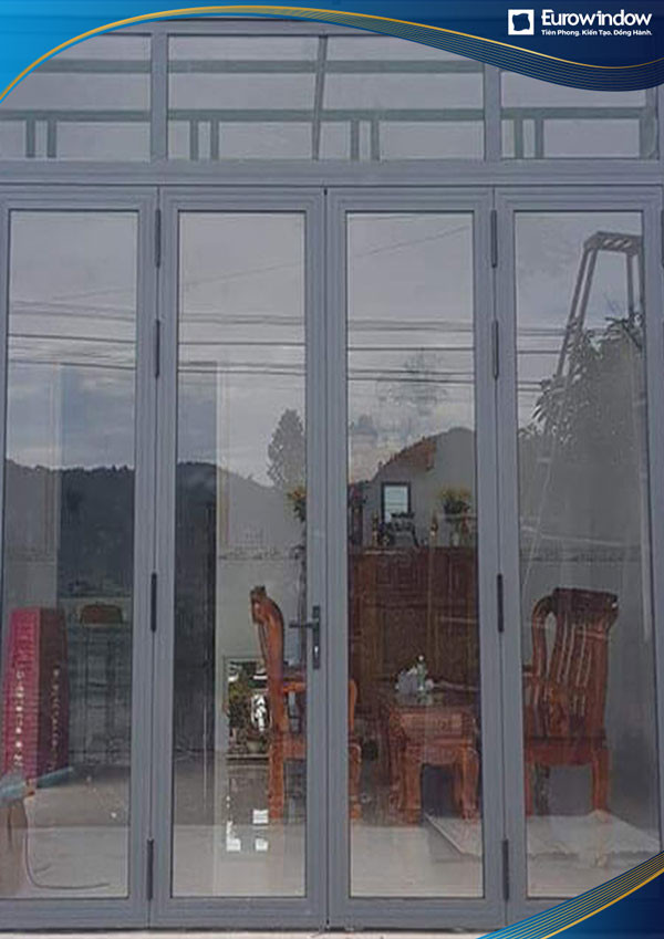 Cửa nhôm màu ghi xám 4 cánh làm cửa chính