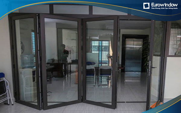 Cửa đi nhôm màu ghi xám 4 cánh mở xếp