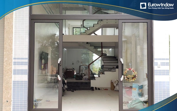 Cửa nhôm 4 cánh trượt quay là sự kết hợp cửa cửa trượt quay và cửa mở lùa