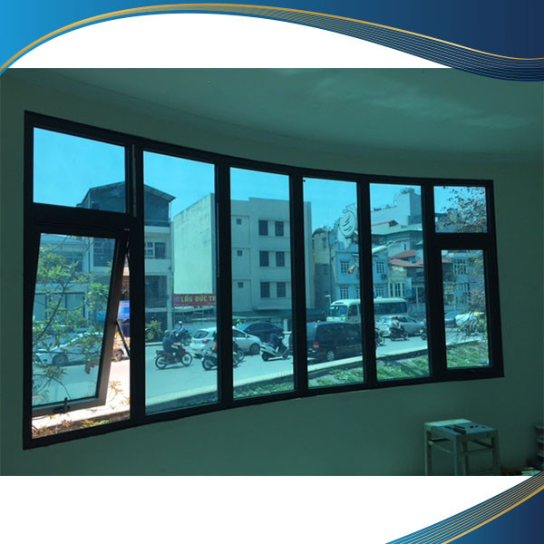 Cửa sổ mở hất 1 cánh màu nâu sần kết hợp kính hộp màu xanh