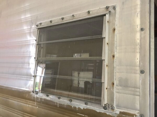 Cửa sổ là nơi tiếp xúc trực tiếp với các tác nhân xấu từ thời tiết nên chỉ sau 12 -18 tháng sẽ xuất hiện các vệt ố màu vàng nhạt 