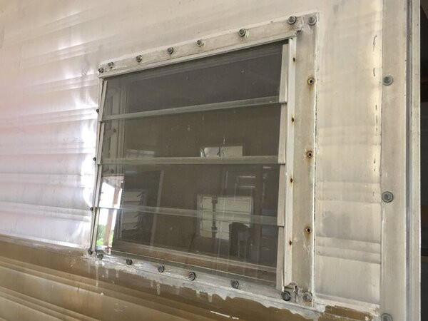 Cửa sổ là nơi tiếp xúc trực tiếp với các tác nhân xấu từ thời tiết nên chỉ sau 12 -18 tháng sẽ xuất hiện các vệt ố màu vàng nhạt 