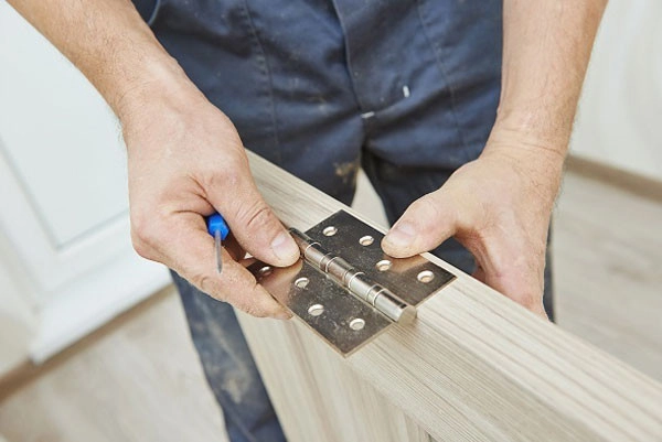Đặt bản lề vào vị trí mong muốn và kiểm tra sự cân bằng của tất cả các bản lề