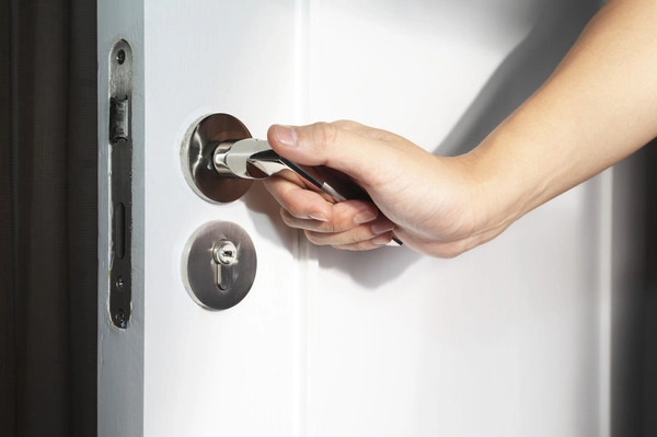 Tiến hành đóng/ mở cửa nhiều lần để kiểm tra sự chắc chắn của bản lề mới