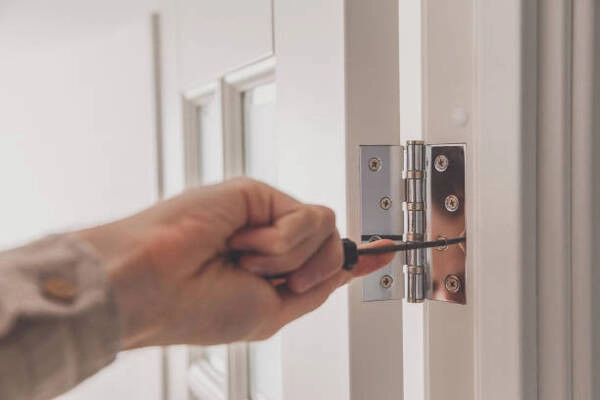 Người dùng có thể sử dụng tua vít hoặc khoan bắn vít để tháo gỡ bản lề cũ