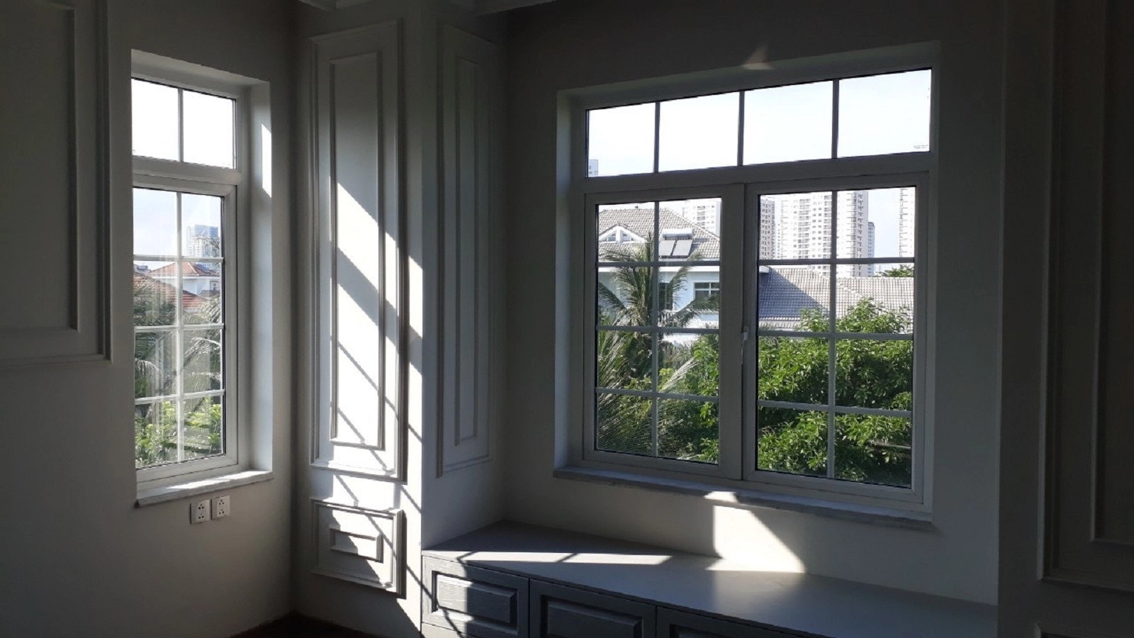 cua-so-nhua-upvc-mo-quay-1