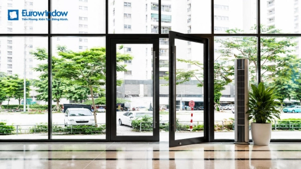 Cửa bản lề sàn tự động Eurowindow được trang bị bộ lưu điện dự phòng, cho phép duy trì hoạt động ngay cả khi xảy ra sự cố mất điện