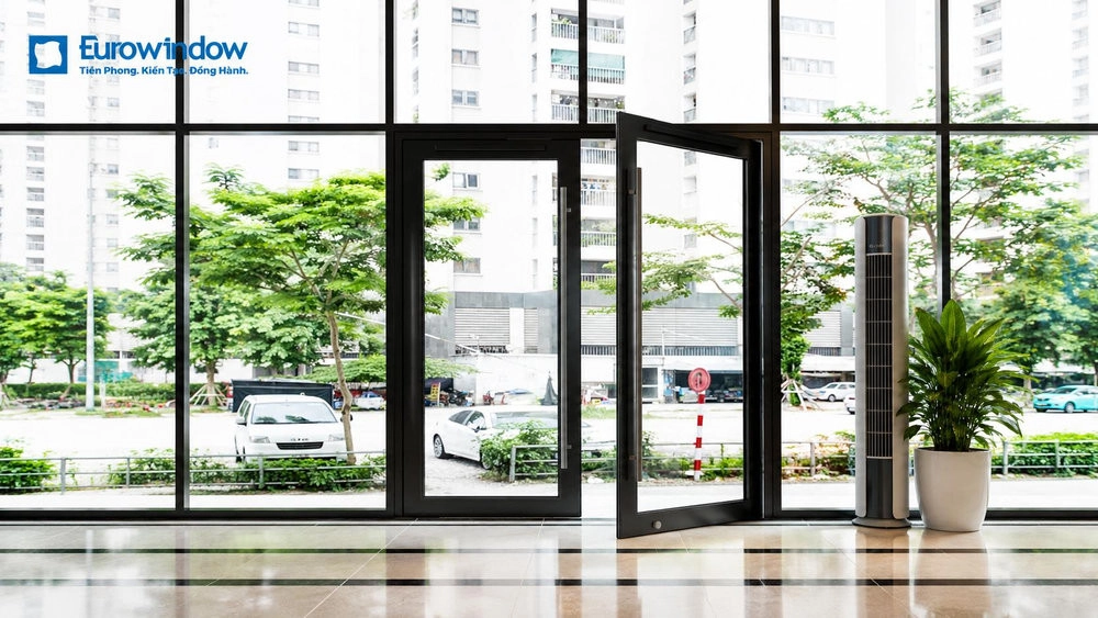 Cửa bản lề sàn tự động Eurowindow được trang bị bộ lưu điện dự phòng, cho phép duy trì hoạt động ngay cả khi xảy ra sự cố mất điện