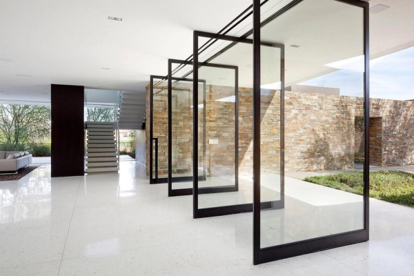 Cửa bản lề sàn tự động Eurowindow sử dụng cơ chế mở quay, cho phép vận hành hiệu quả tại những vị trí có diện tích hai bên khung cửa hẹp
