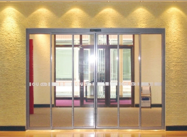 Cửa trượt tự động Eurowindow giúp tạo lối đi rộng, thuận tiện cho khu vực có mật độ người qua lại cao.